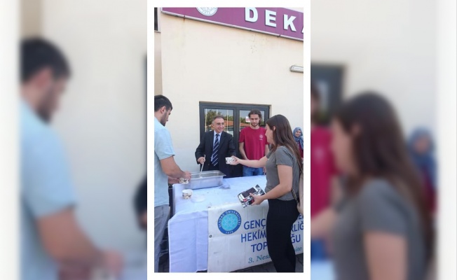 Geleceğin Veteriner Hekimleri aşure dağıttı