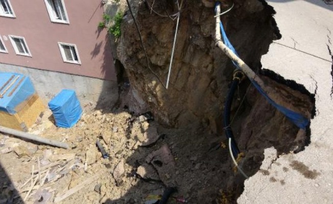 Bursa'da 5 katlı bina inşaatın temel kazısı sırasında toprak kayması yaşandı