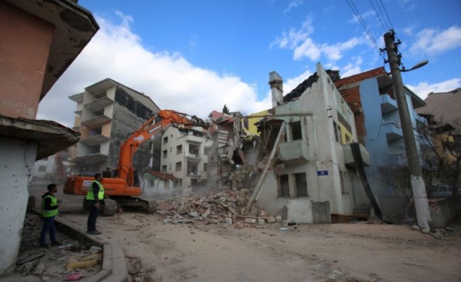 Kocaeli'de çarpık kentleşmenin olduğu mahallede yıkım çalışmalarına başlandı