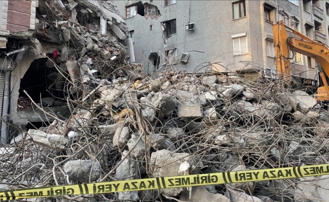 İstanbul’da yıkım sırasında zarar gören binadaki 5 daire boşaltıldı