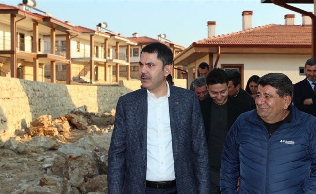 Bakan Kurum, Manavgat'ta 2021'deki yangın sonrası inşa edilen evleri inceledi