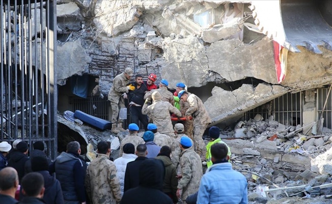 Deprem bölgesindeki çalışmalara yaklaşık 23 bin polis, jandarma ve sahil güvenlik personeli katılıyor