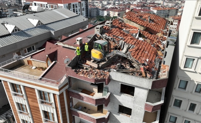 Bağcılar'daki riskli binanın yıkımına başlandı