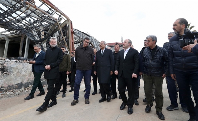 Bakan Varank, Kahramanmaraş'ta depremde hasar gören fabrikaları ziyaret etti