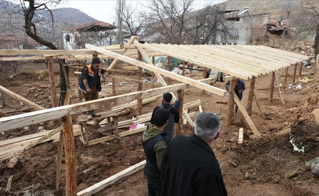 Konut ahır ve ağılları hasar gören vatandaşların yaraları sarılıyor