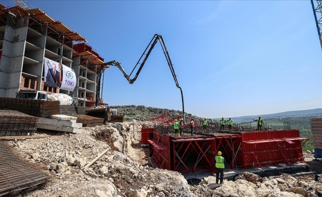 Depremin etkilediği Hatay'da temeli atılan konutların inşaatı devam ediyor