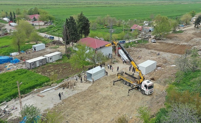 Kahramanmaraş'ta 52 evin yıkıldığı mahallede katlanabilir konteyner kurulumu başladı