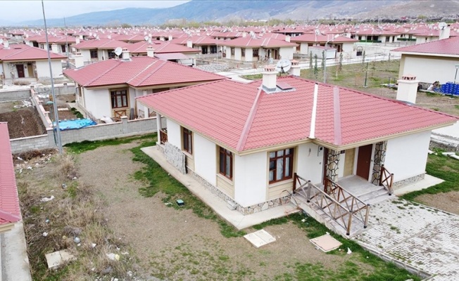 TOKİ'nin Erzincan'da inşa ettiği tek katlı köy evlerinde güvenle oturuyorlar