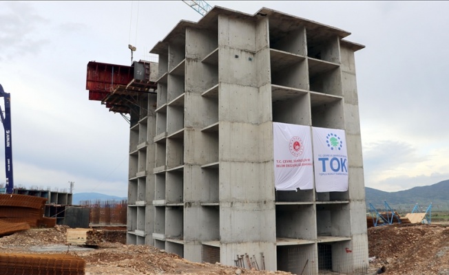 TOKİ'nin İslahiye'deki deprem konutları projesinde bir bloğun kaba inşaatı tamamlandı