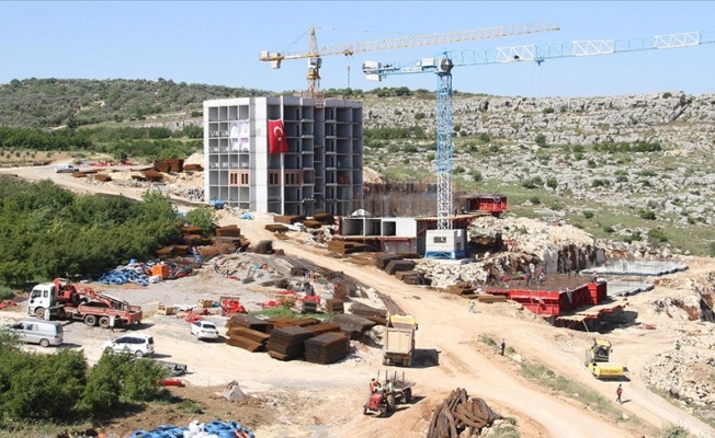 Hatay Altınözü'nde deprem konutları projesinde bir blokun kaba inşaatı tamamlandı