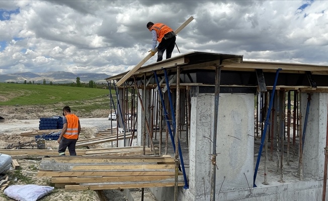 Malatya'da depremzedeler için köy tipi konutların inşası sürüyor