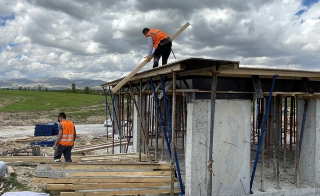 Malatya'da depremzedeler için köy tipi konutların inşası sürüyor