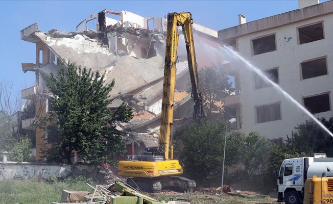 Büyükçekmece'de deprem riski taşıyan 4 blokun yıkımına başlandı