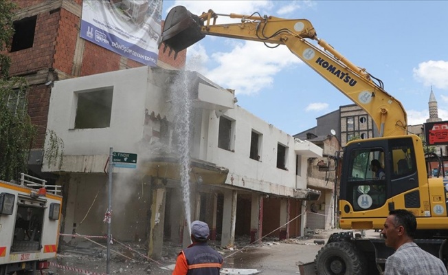 Erzurum'da kentsel dönüşümle riskli yapılar yıkılıyor