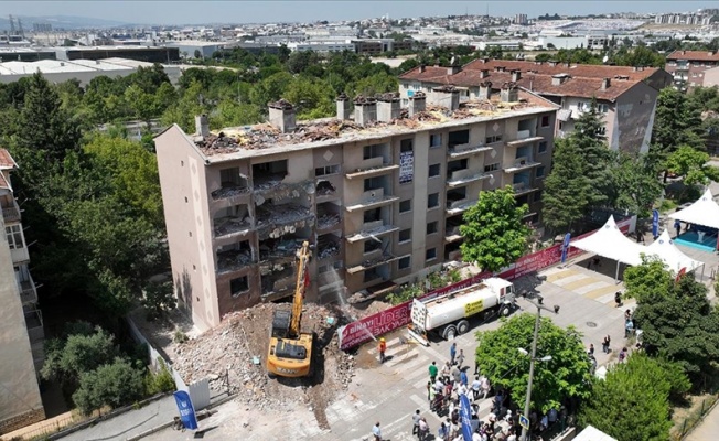 Bursa'da "1050 Konutlar Kentsel Dönüşüm Projesi" ilk yıkımla başladı