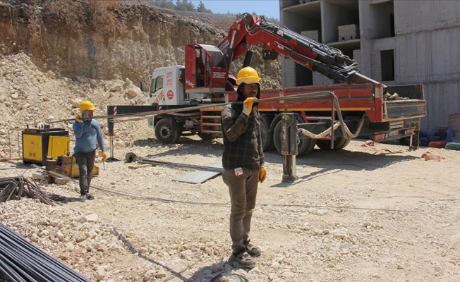 Depremzede inşaat ustaları Kilis'te afet konutlarının yapımında çalışıyor
