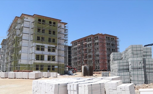 İslahiye'deki deprem konutlarında kaba inşaatı biten bloklarda dış cephe çalışmaları yapılıyor