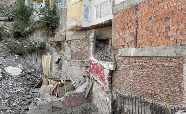 İstanbul'da inşaat kazısı sırasında çevredeki bazı binaların kolonları çatladı