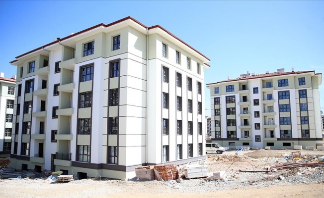 Malatya'daki deprem konutlarında dış cephe işlemleri yapılıyor