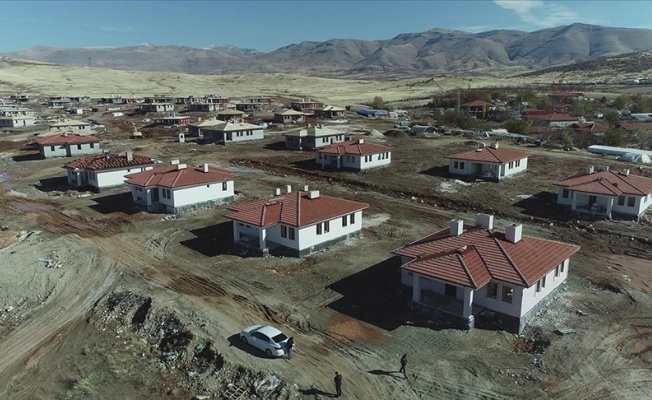 Malatya Doğanşehir'de köy tipi afet evlerinin inşası sürüyor
