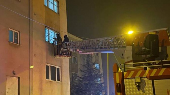 Van'da çocuklar evde kilitli kaldı! İmdatlarına itfaiye yetişti...