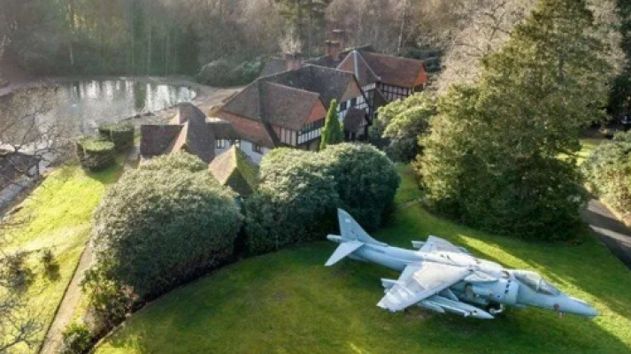 İngiltere'de ilginç ilan: Ev alana, değeri 4 milyon TL'lik savaş jeti bedava