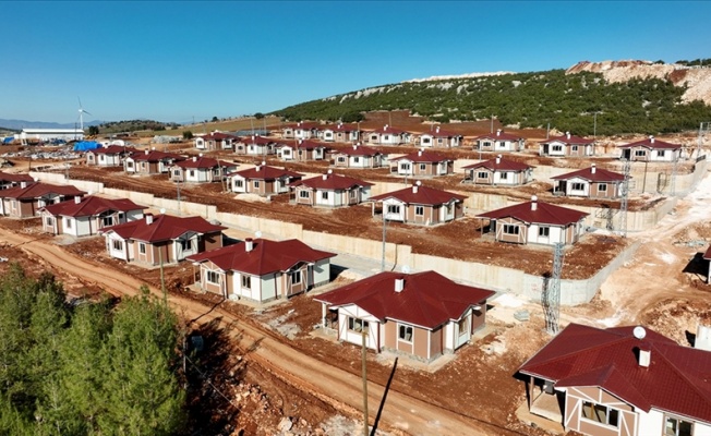Kalıcı deprem konutlarının yapımı sürüyor
