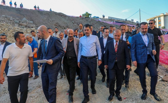 Bakan Kurum, yapımı devam eden deprem konutlarını inceledi