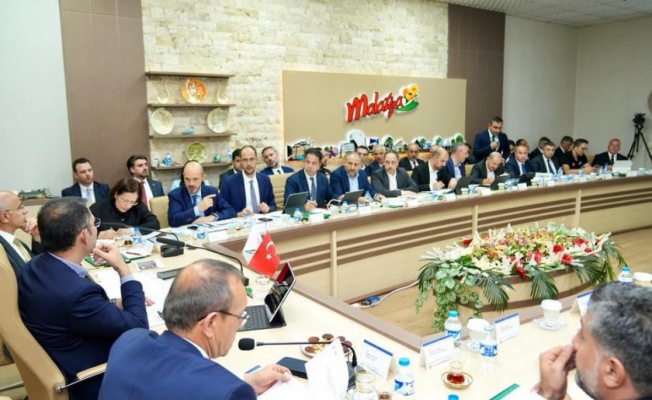 Çevre Şehircilik ve İklim Değişikliği Bakanı Murat Kurum, deprem bölgesi ziyaretleri kapsamında Malatya'daydı.