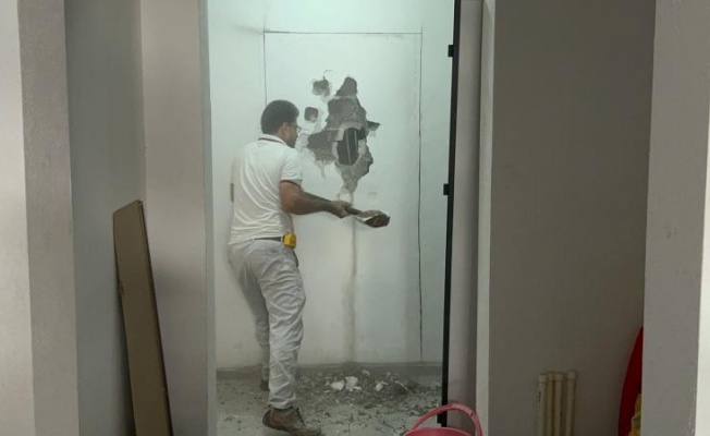 Kapısına duvar örülen kişi, evine mahkeme kararıyla kavuştu