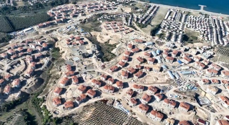 Hatay'ın Arsuz ilçesinde deprem konutlarının yapımı sürüyor