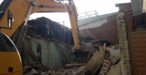 Tehlike arz eden metruk bina yıkıldı