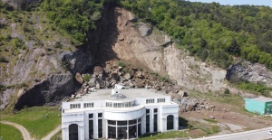 Samsun'da heyelan nedeniyle iki katlı bina zarar gördü