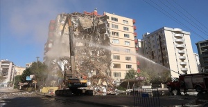 İzmir depreminde yıkılan binaya...