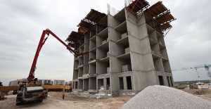 Adana'da depremzedeler için başlanan konutların inşası devam ediyor