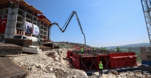 Depremin etkilediği Hatay'da temeli atılan konutların inşaatı devam ediyor