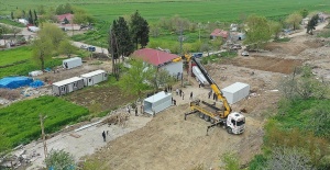 Kahramanmaraş'ta 52 evin yıkıldığı mahallede katlanabilir konteyner kurulumu başladı