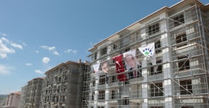 Kahramanmaraş'ta deprem konutlarının çatıları göründü