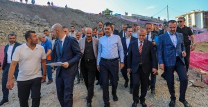 Bakan Kurum, yapımı devam eden deprem konutlarını inceledi