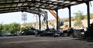 Osmangazi'de tarım arazisine inşa edilen kaçak depo yıkıldı