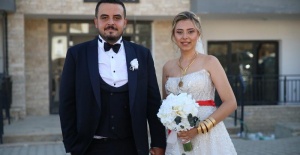 Yeni konutu teslim edilen depremzede, ertelediği düğününü yaptı