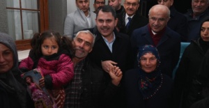 Bakan Kurum, Malatya Akçadağ’da konutları teslim edilen aileye konuk oldu