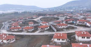 Deprem bölgesinde köy evleri teslim ediliyor